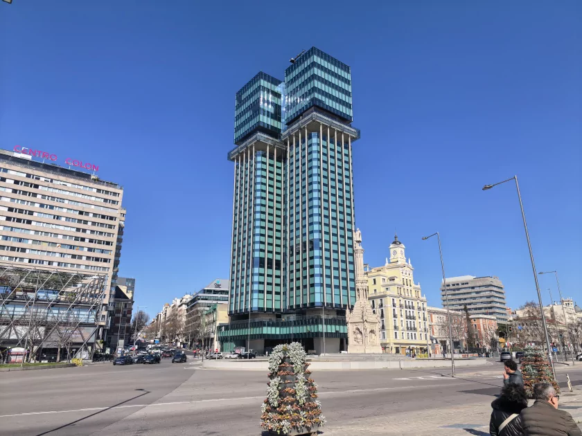 Стильный камерафон, который не боится дождя и падений: обзор HUAWEI Mate 80 Pro