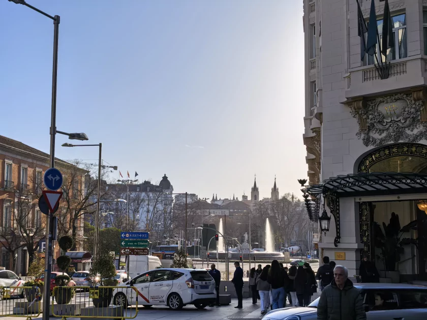 Стильный камерафон, который не боится дождя и падений: обзор HUAWEI Mate 80 Pro