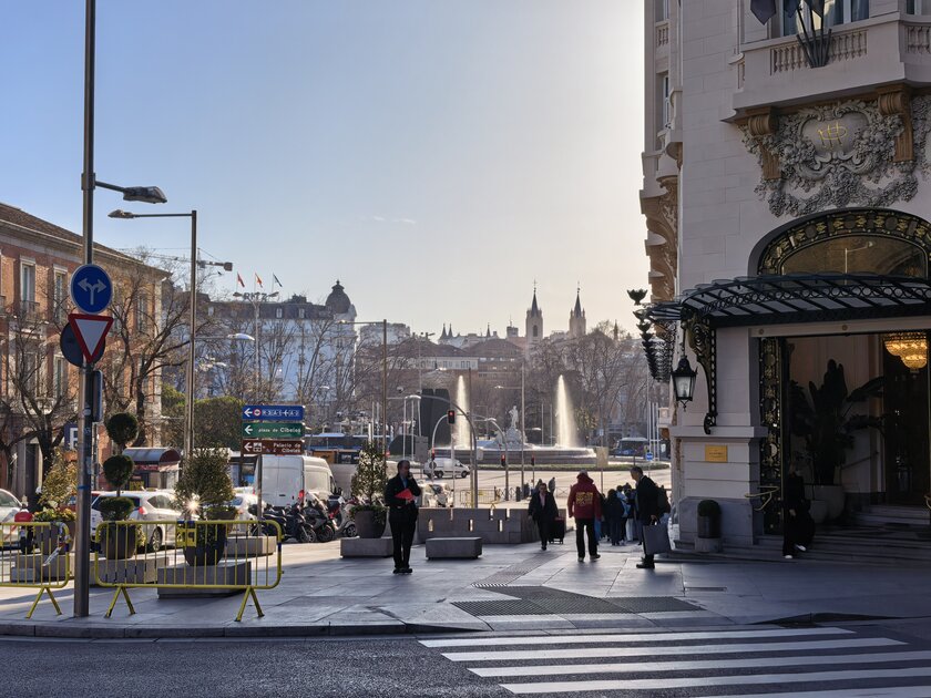 Стильный камерафон, который не боится дождя и падений: обзор HUAWEI Mate 80 Pro