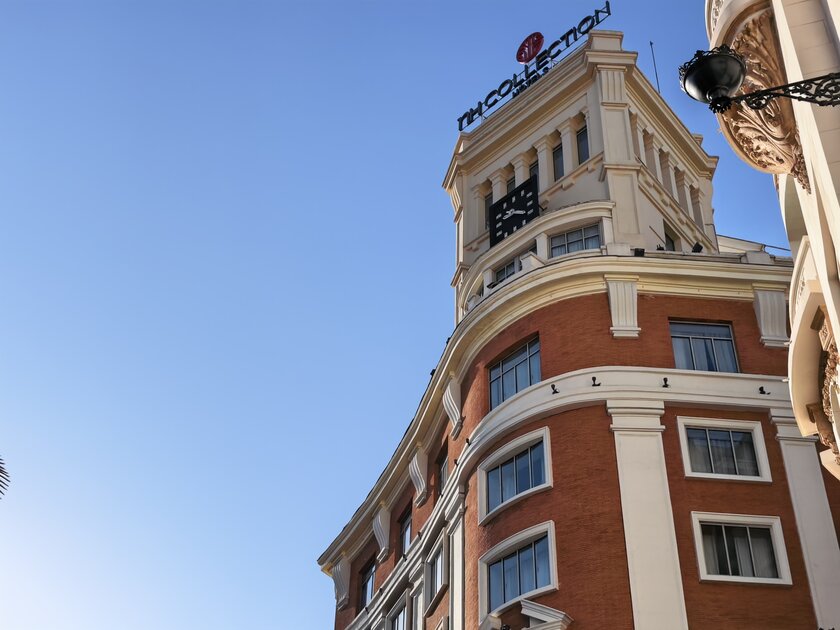 Стильный камерафон, который не боится дождя и падений: обзор HUAWEI Mate 80 Pro