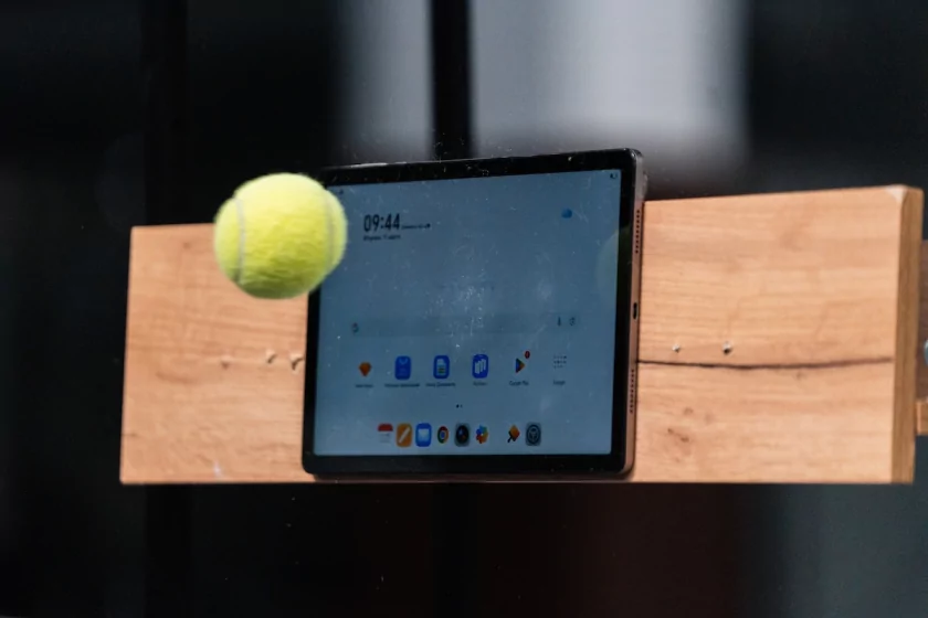 HONOR Pad X8b расстреляли из теннисной пушки: планшет выдержал испытание