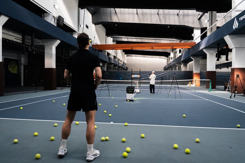 HONOR Pad X8b расстреляли из теннисной пушки: планшет выдержал испытание