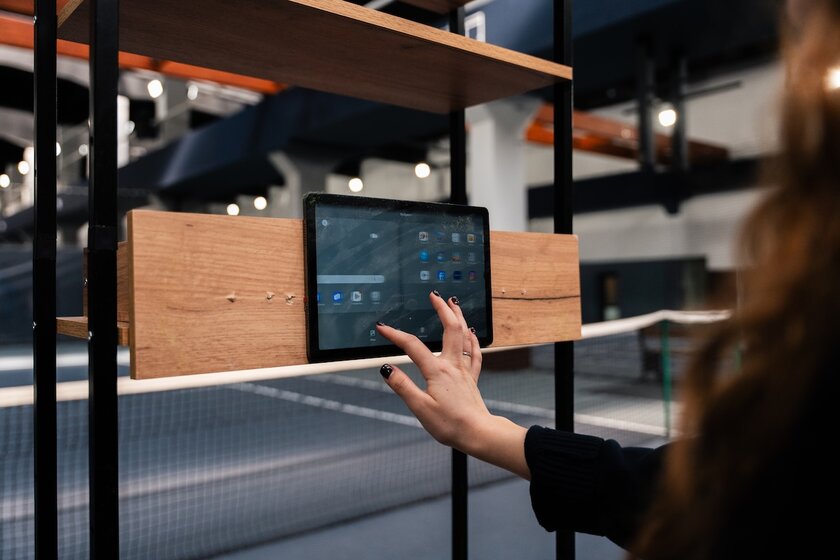 HONOR Pad X8b расстреляли из теннисной пушки: планшет выдержал испытание