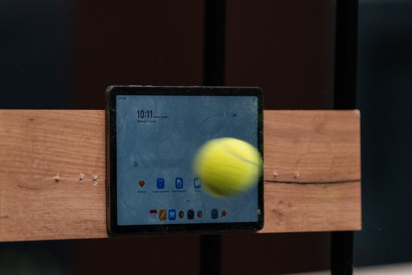 HONOR Pad X8b расстреляли из теннисной пушки: планшет выдержал испытание