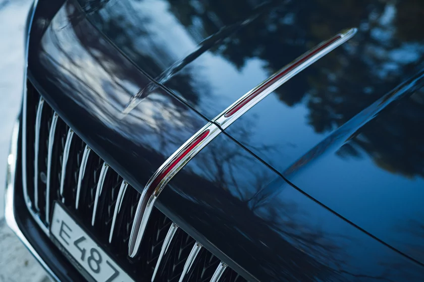 Кроссовер HONGQI HS6 PHEV оснастили большой языковой моделью Qianwen: что умеет