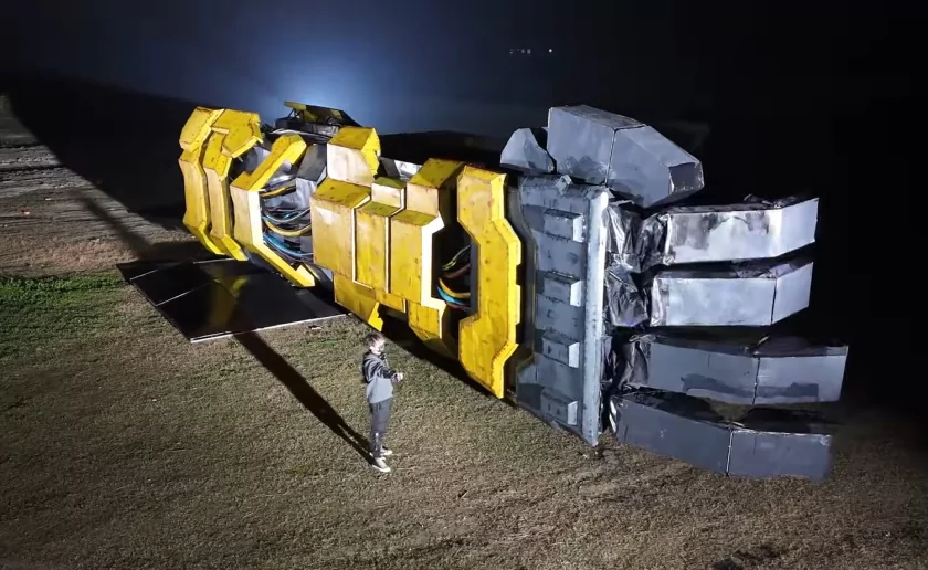 Видео: блогер из Китая создал гигантскую механическую руку и управляет ею с помощью перчатки