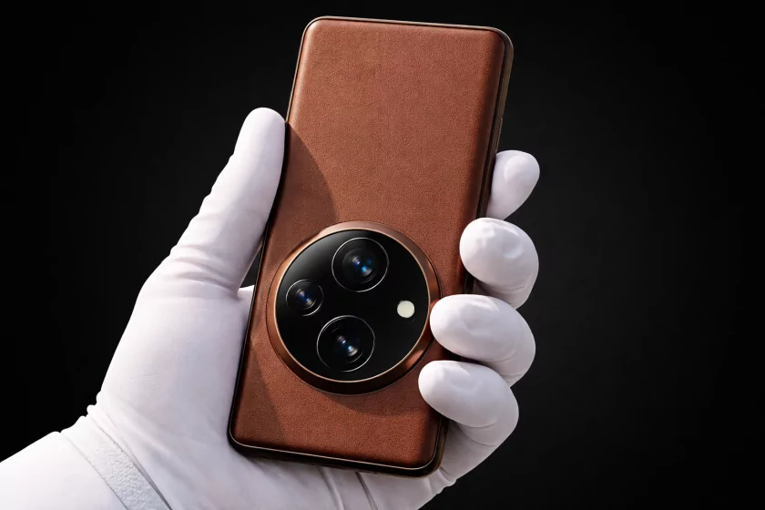 Производители смартфонов договорились устанавливать камеры снизу, чтобы их правильно держали при съёмке