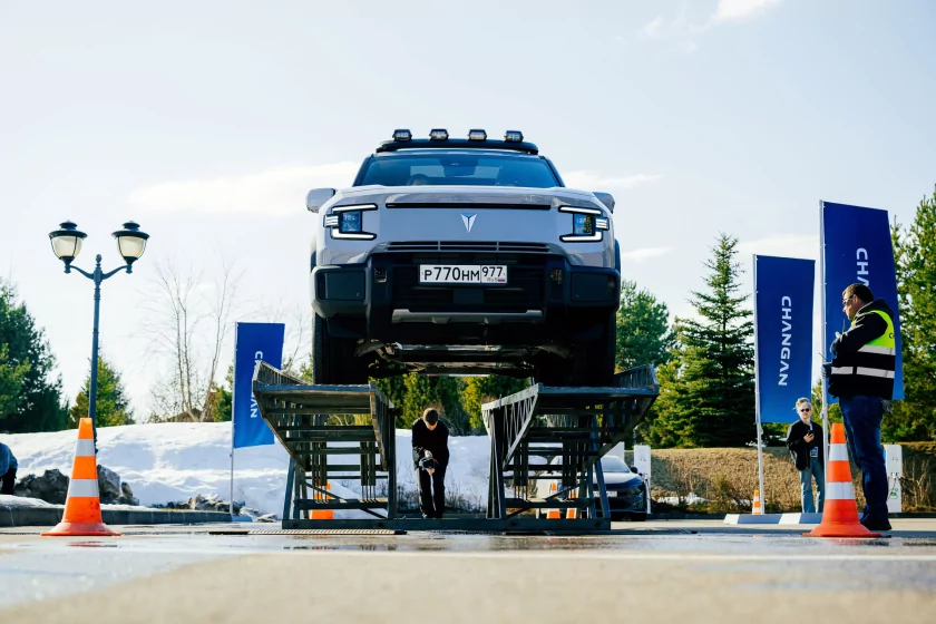 Выглядит как суровый джип, а разгоняется за 6,3 секунды: знакомимся с новым гибридом Deepal G318