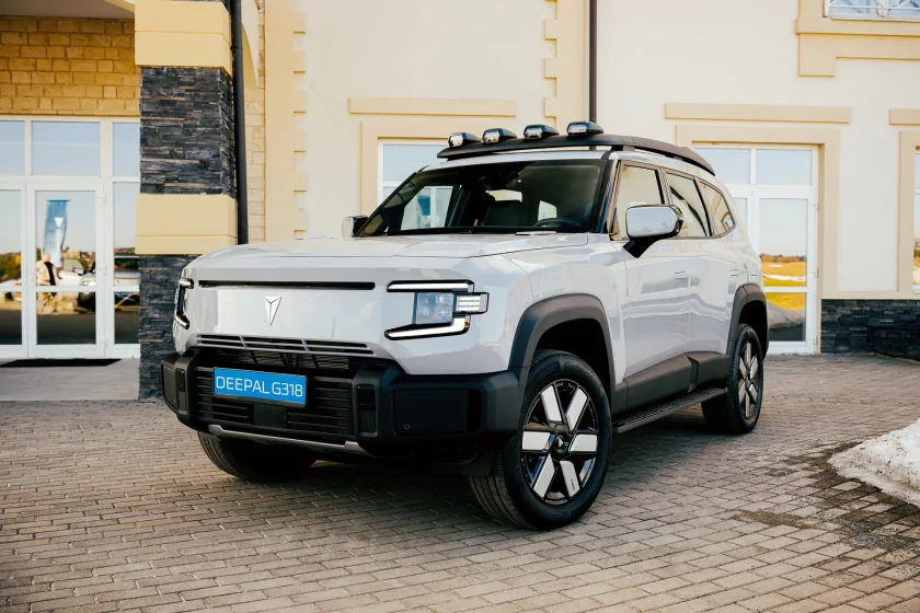 Выглядит как суровый джип, а разгоняется за 6,3 секунды: знакомимся с новым гибридом Deepal G318