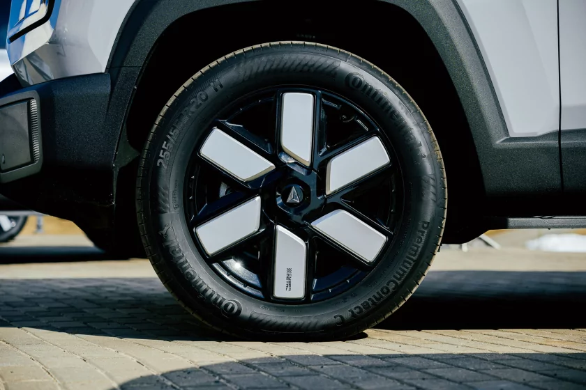 Выглядит как суровый джип, а разгоняется за 6,3 секунды: знакомимся с новым гибридом Deepal G318 — Знакомство. 3