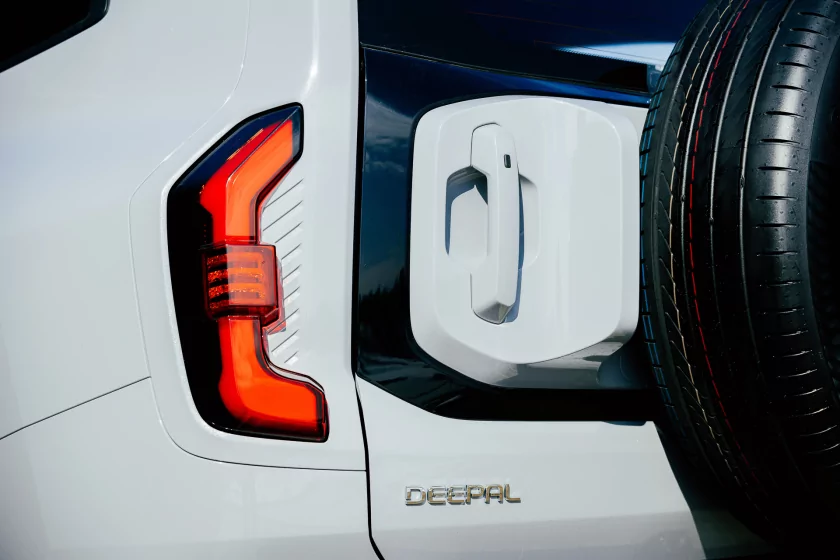 Выглядит как суровый джип, а разгоняется за 6,3 секунды: знакомимся с новым гибридом Deepal G318 — Знакомство. 4