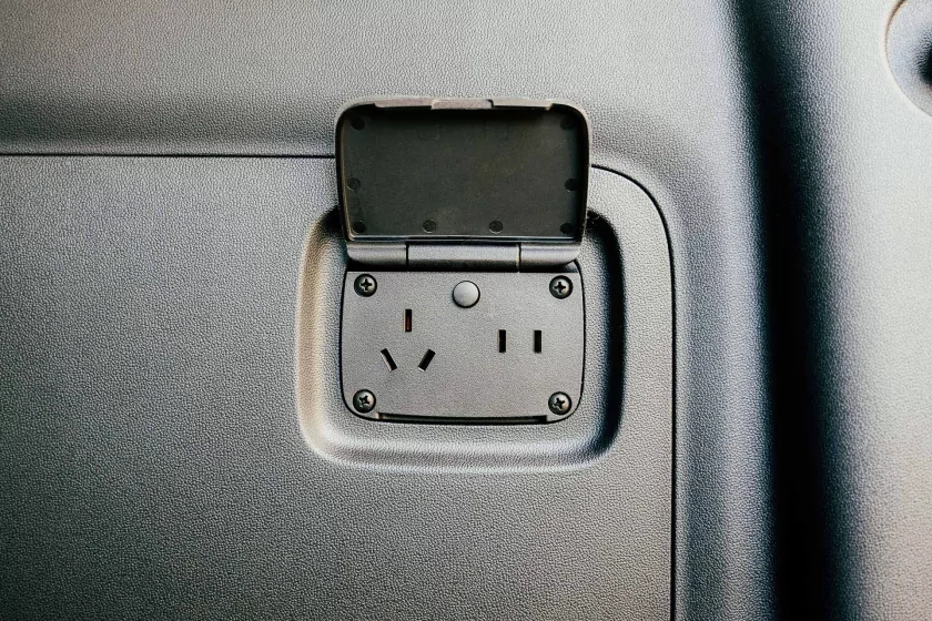 Выглядит как суровый джип, а разгоняется за 6,3 секунды: знакомимся с новым гибридом Deepal G318 — Знакомство. 9