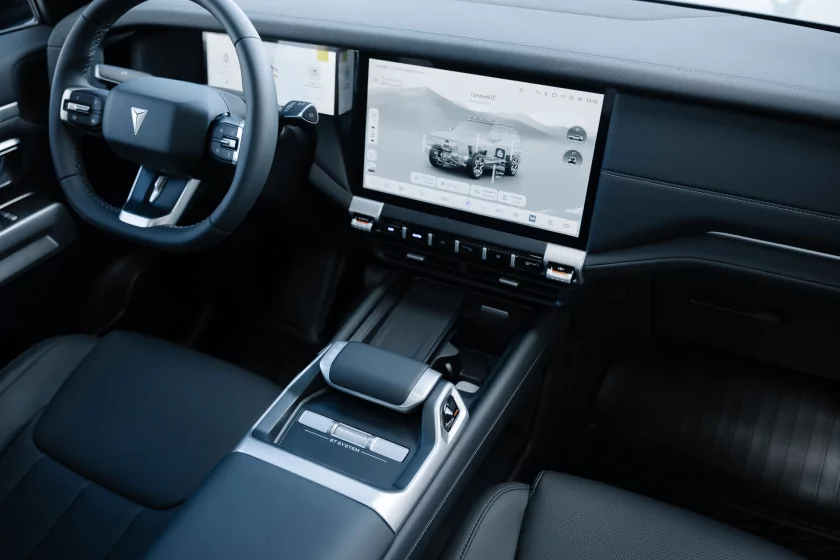 Выглядит как суровый джип, а разгоняется за 6,3 секунды: знакомимся с новым гибридом Deepal G318 — Знакомство. 10