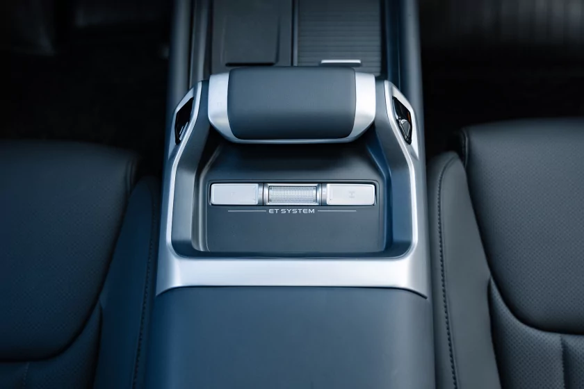 Выглядит как суровый джип, а разгоняется за 6,3 секунды: знакомимся с новым гибридом Deepal G318 — Знакомство. 11