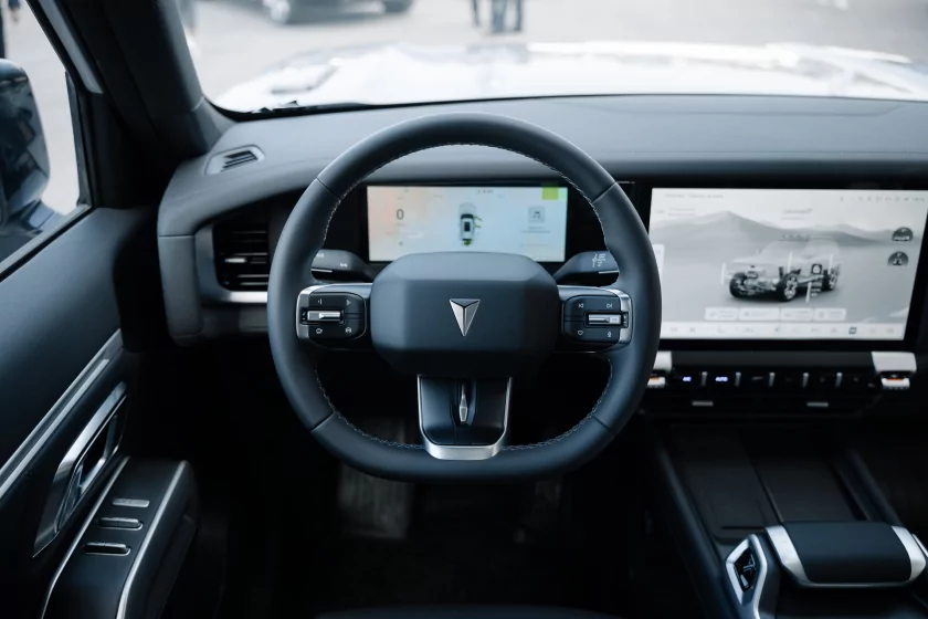 Выглядит как суровый джип, а разгоняется за 6,3 секунды: знакомимся с новым гибридом Deepal G318 — Знакомство. 14