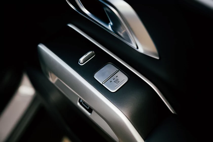 Выглядит как суровый джип, а разгоняется за 6,3 секунды: знакомимся с новым гибридом Deepal G318 — Знакомство. 16