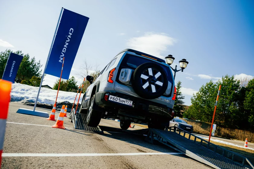 Выглядит как суровый джип, а разгоняется за 6,3 секунды: знакомимся с новым гибридом Deepal G318 — В путь. 3