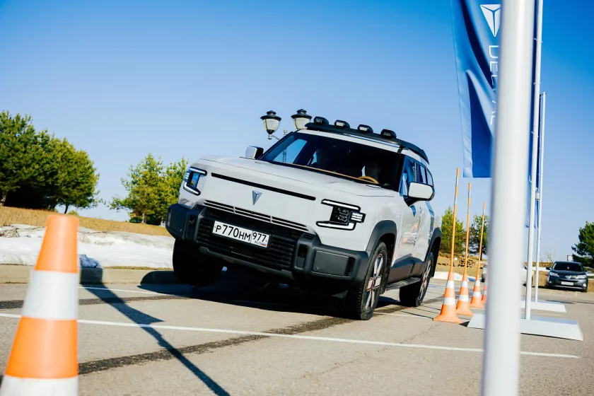 Выглядит как суровый джип, а разгоняется за 6,3 секунды: знакомимся с новым гибридом Deepal G318 — В путь. 4