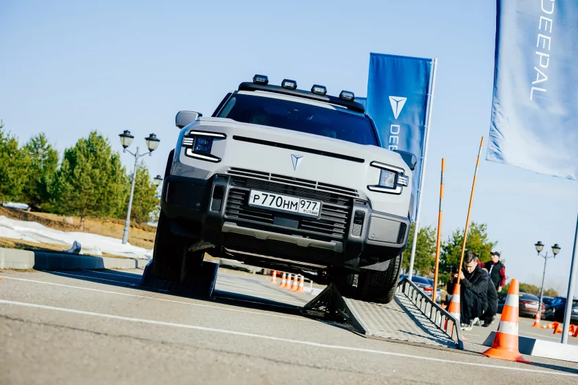 Выглядит как суровый джип, а разгоняется за 6,3 секунды: знакомимся с новым гибридом Deepal G318 — В путь. 5