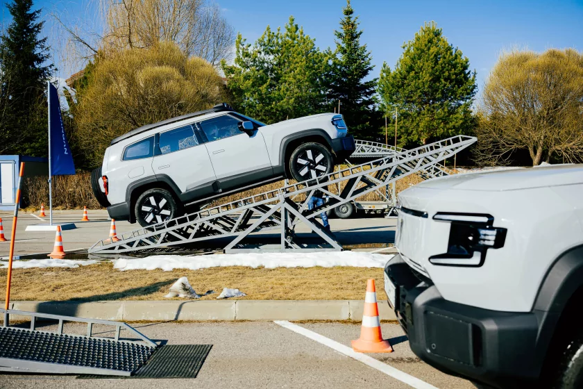 Выглядит как суровый джип, а разгоняется за 6,3 секунды: знакомимся с новым гибридом Deepal G318 — Отзыв. 1