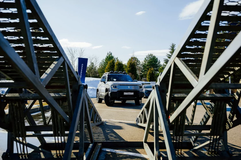 Выглядит как суровый джип, а разгоняется за 6,3 секунды: знакомимся с новым гибридом Deepal G318 — В путь. 6