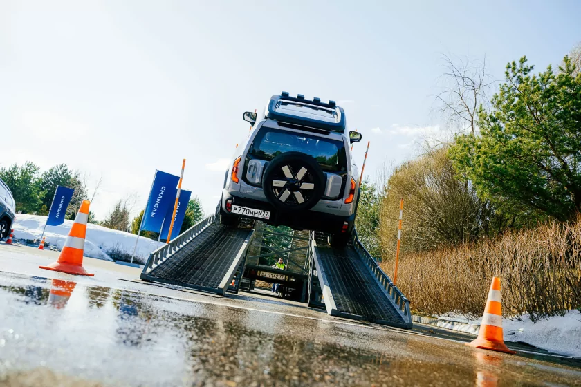 Выглядит как суровый джип, а разгоняется за 6,3 секунды: знакомимся с новым гибридом Deepal G318 — В путь. 9