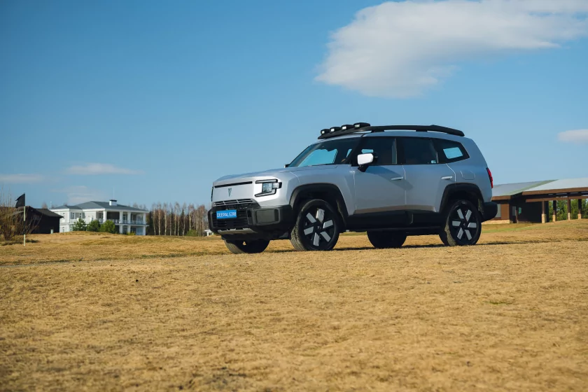 Выглядит как суровый джип, а разгоняется за 6,3 секунды: знакомимся с новым гибридом Deepal G318 — Отзыв. 2