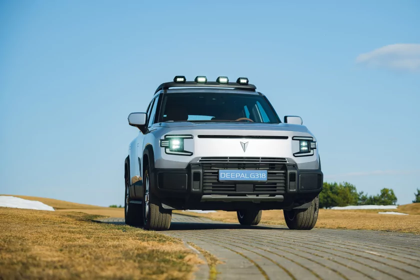 Выглядит как суровый джип, а разгоняется за 6,3 секунды: знакомимся с новым гибридом Deepal G318 — Отзыв. 3