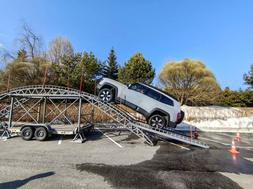 Стильный, тонкий, лёгкий и с металлической рамкой: обзор HONOR 600 Lite