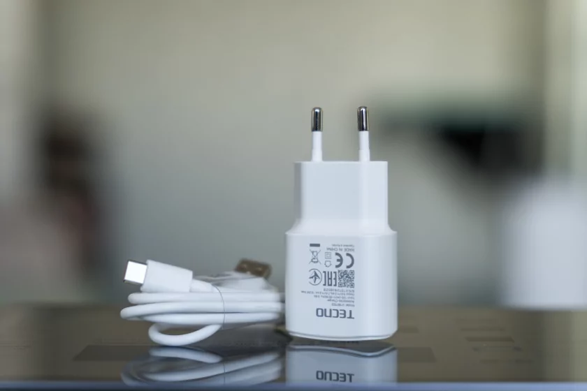 Недорогой планшет с достойным экраном и приличной автономностью: обзор Tecno MegaPad SE — Автономность и зарядка. 3