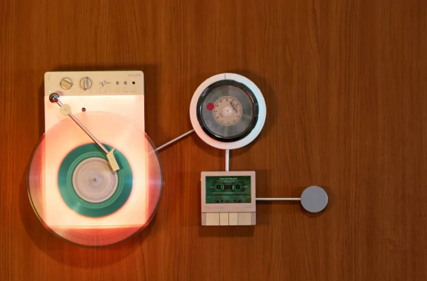 Виниловый проигрыватель, кассетный и CD-плееры на настенном креплении: Trettitre представила оригинальную музыкальную систему