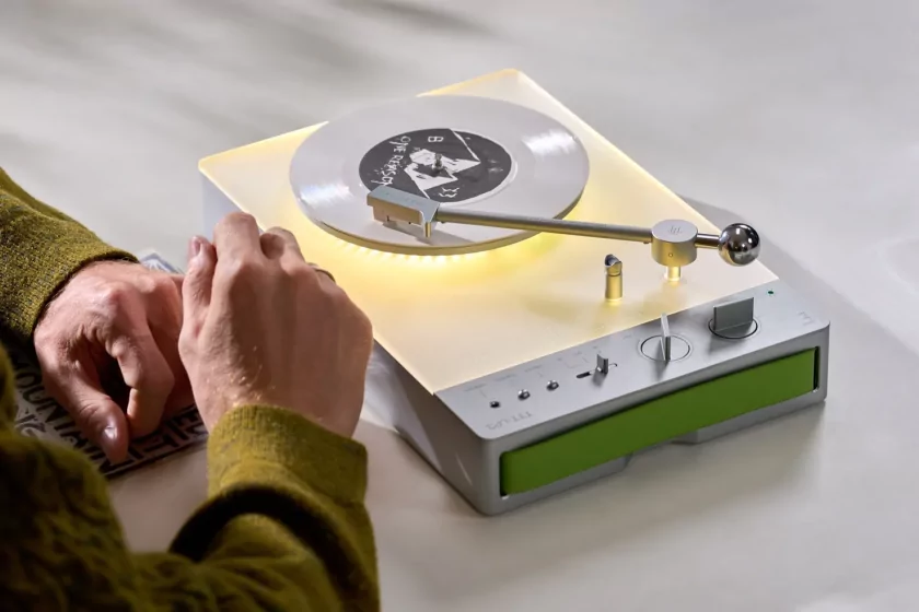 Виниловый проигрыватель, кассетный и CD-плееры на настенном креплении: Trettitre представила оригинальную музыкальную систему