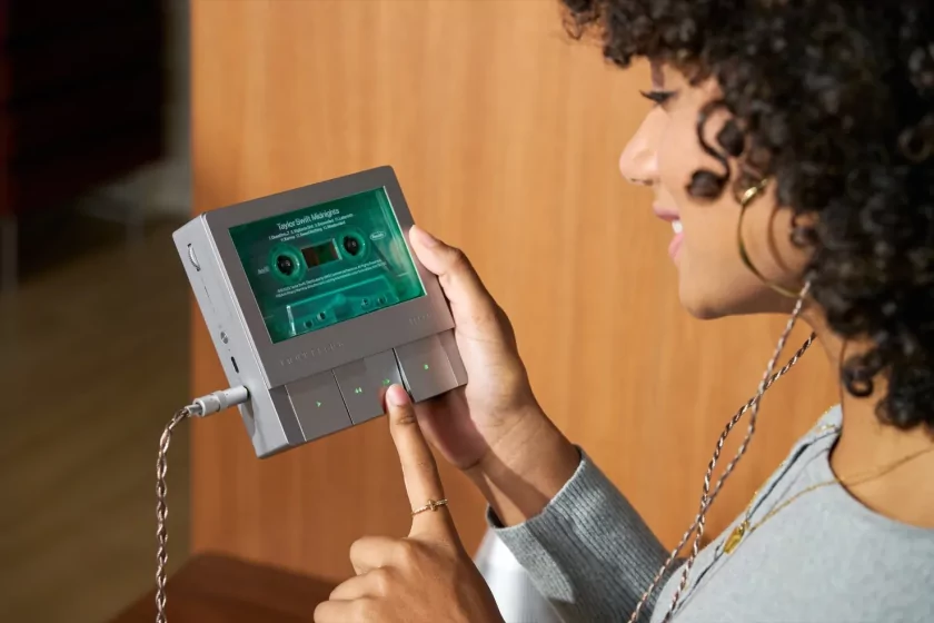 Виниловый проигрыватель, кассетный и CD-плееры на настенном креплении: Trettitre представила оригинальную музыкальную систему