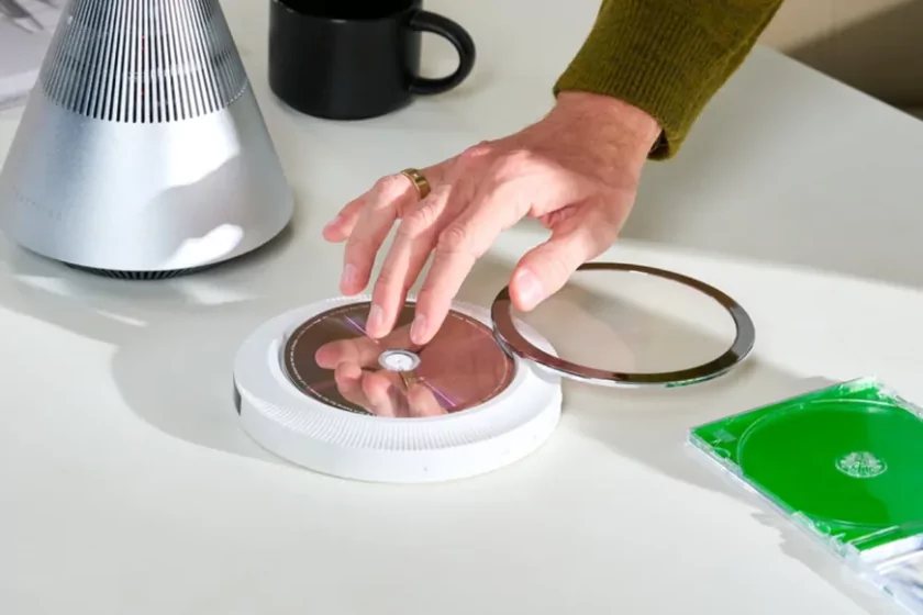 Виниловый проигрыватель, кассетный и CD-плееры на настенном креплении: Trettitre представила оригинальную музыкальную систему