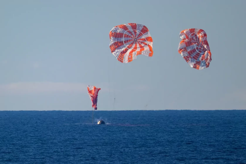 На скорости 39 600 км/ч: появилось видео посадки корабля «Орион» миссии «Артемида II»