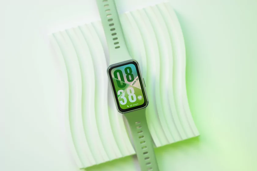 Прокачали по делу: обзор HUAWEI Band 11 с увеличенным экраном и новым аккумулятором