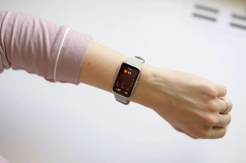 Прокачали по делу: обзор HUAWEI Band 11 с увеличенным экраном и новым аккумулятором