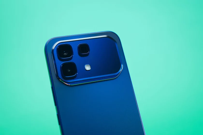 Показывает мемы на крышке, измеряет пульс и работает пауэрбанком: обзор Infinix NOTE 60 Pro