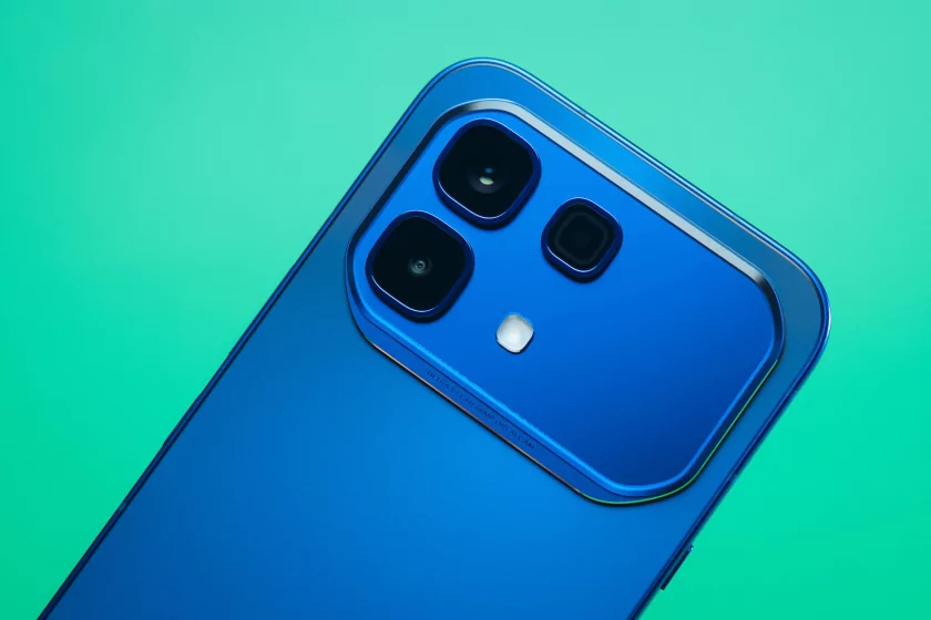 Показывает мемы на крышке, измеряет пульс и работает пауэрбанком: обзор Infinix NOTE 60 Pro — Дизайн корпуса. 2