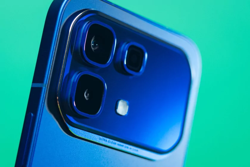 Показывает мемы на крышке, измеряет пульс и работает пауэрбанком: обзор Infinix NOTE 60 Pro — Дизайн корпуса. 7