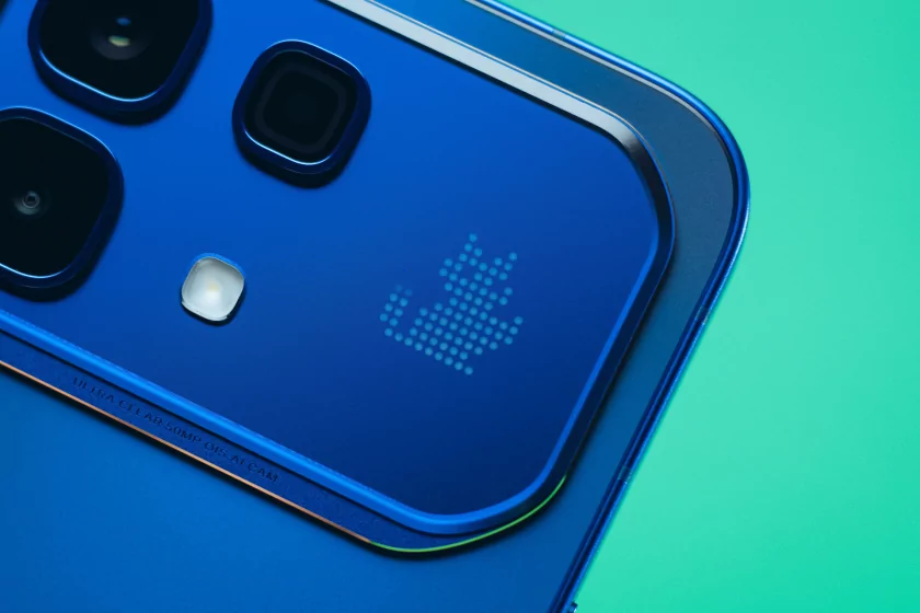 Показывает мемы на крышке, измеряет пульс и работает пауэрбанком: обзор Infinix NOTE 60 Pro — Дизайн корпуса. 8