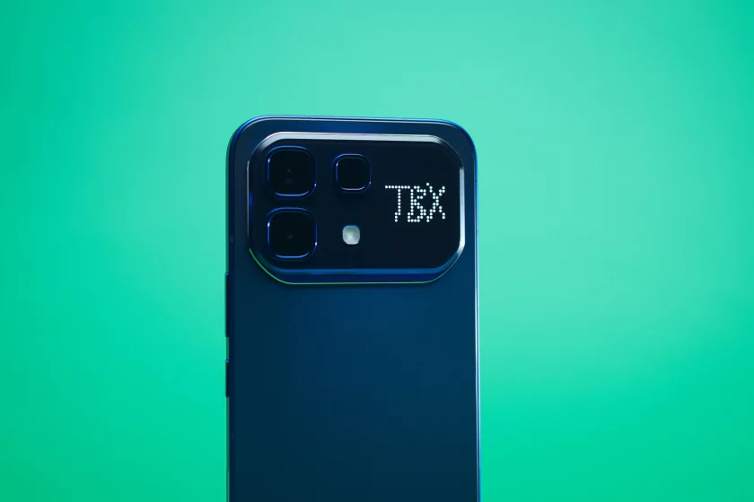 Показывает мемы на крышке, измеряет пульс и работает пауэрбанком: обзор Infinix NOTE 60 Pro — Дизайн корпуса. 16