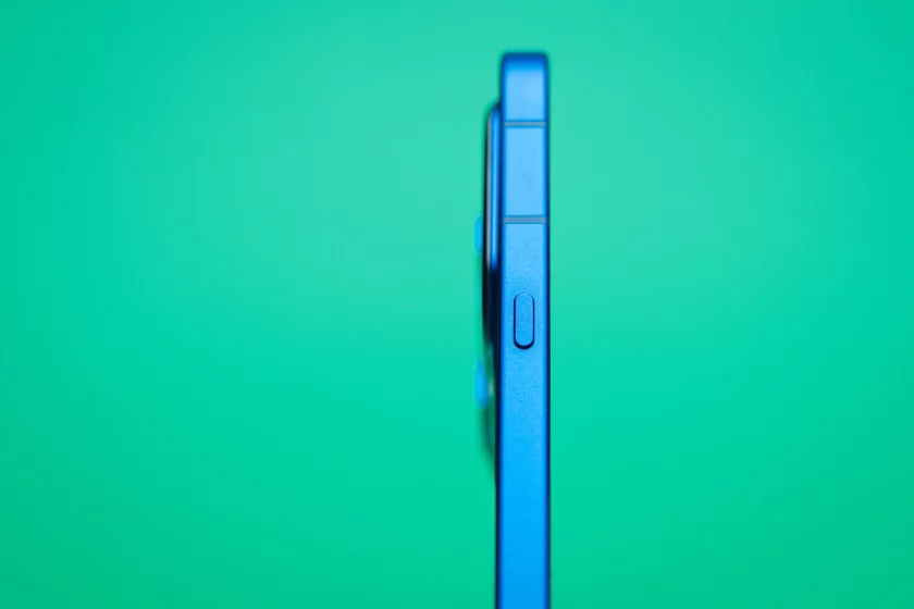 Показывает мемы на крышке, измеряет пульс и работает пауэрбанком: обзор Infinix NOTE 60 Pro — Дизайн корпуса. 17