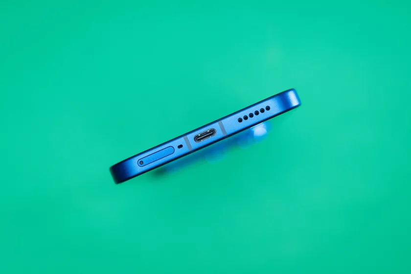 Показывает мемы на крышке, измеряет пульс и работает пауэрбанком: обзор Infinix NOTE 60 Pro — Автономность и зарядка. 4