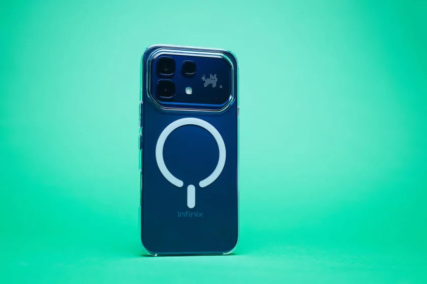 Показывает мемы на крышке, измеряет пульс и работает пауэрбанком: обзор Infinix NOTE 60 Pro — Автономность и зарядка. 3