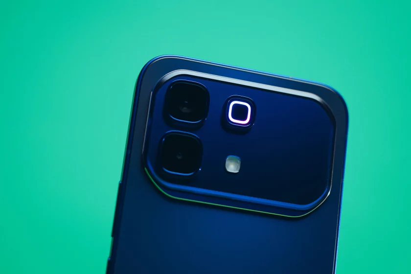 Показывает мемы на крышке, измеряет пульс и работает пауэрбанком: обзор Infinix NOTE 60 Pro — Дизайн корпуса. 3