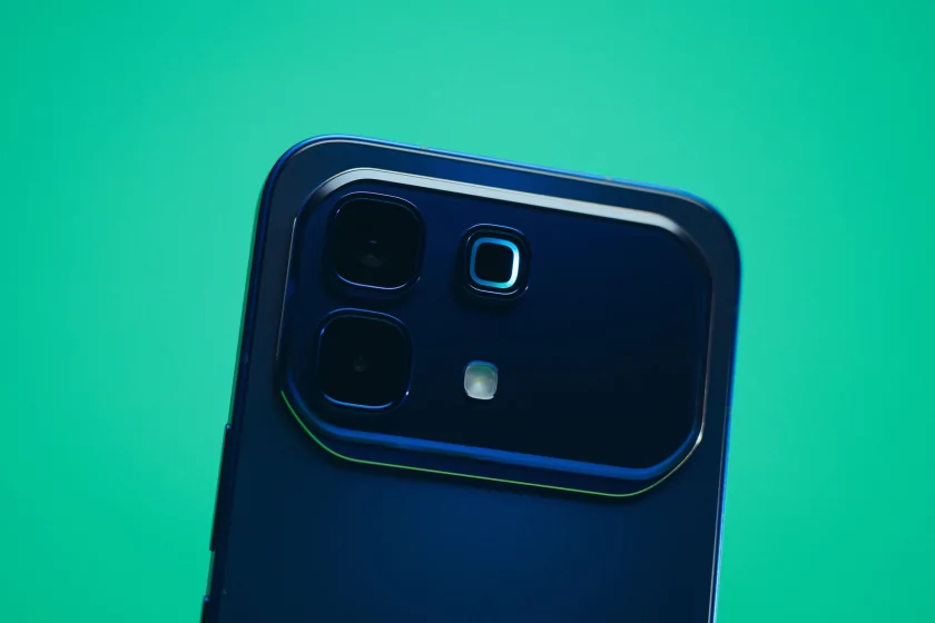 Показывает мемы на крышке, измеряет пульс и работает пауэрбанком: обзор Infinix NOTE 60 Pro — Дизайн корпуса. 4