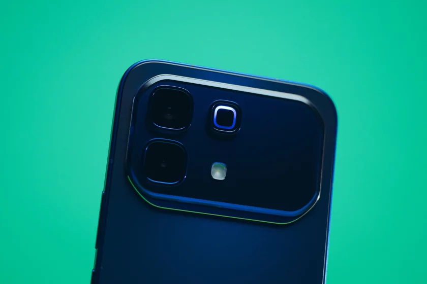 Показывает мемы на крышке, измеряет пульс и работает пауэрбанком: обзор Infinix NOTE 60 Pro — Дизайн корпуса. 6