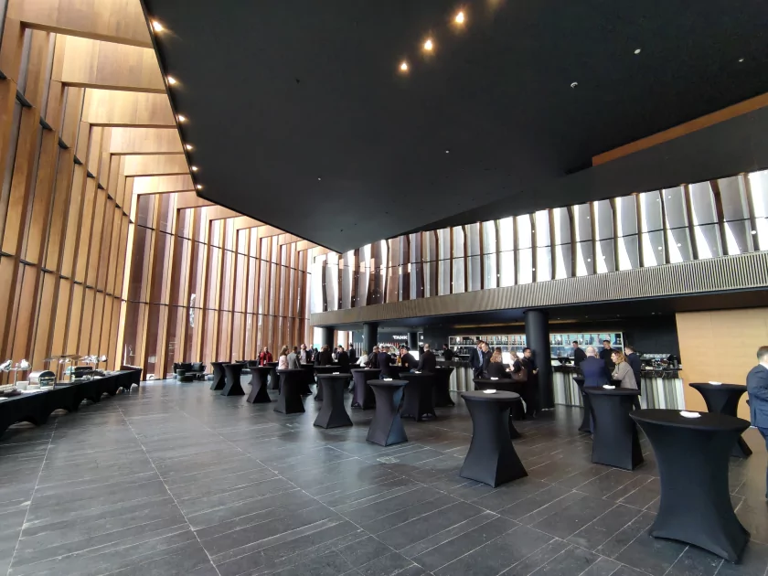 Показывает мемы на крышке, измеряет пульс и работает пауэрбанком: обзор Infinix NOTE 60 Pro — Качество снимков. 39