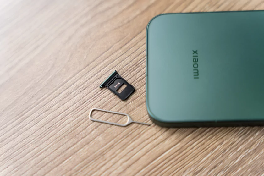 Вымирающий вид. Обзор Xiaomi 17 — компактного смартфона с флагманской начинкой — Дизайн. 9